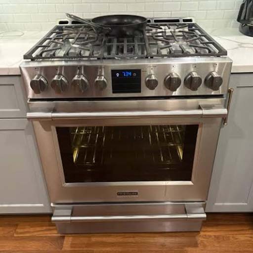Gas and electric cooker repair technician